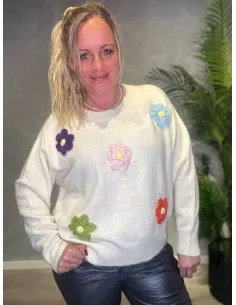 Hvid strik med rund hals og broderet blomster