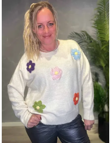 Hvid strik med rund hals og broderet blomster