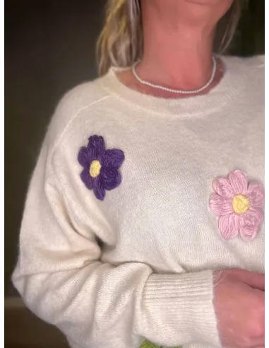 close up Hvid strik med rund hals og broderet blomster