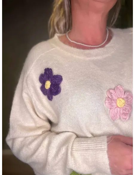 close up Hvid strik med rund hals og broderet blomster