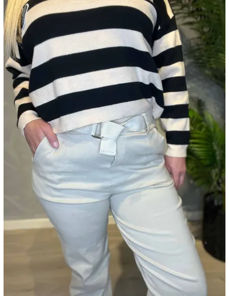 Detalje på beige chino bukser med bælte – TIPPY