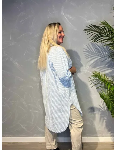 Bagside af blå/hvid storskjorte til kvinder – TIPPY