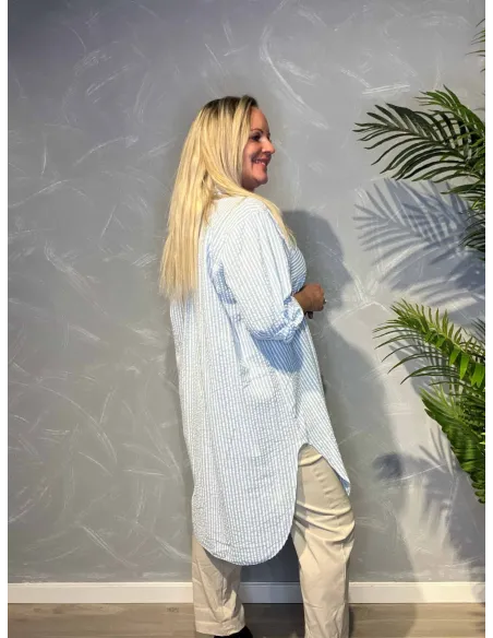 Bagside af blå/hvid storskjorte til kvinder – TIPPY