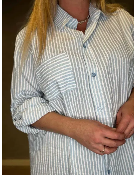 Brystlomme på blå/hvid stribet storskjorte – TIPPY