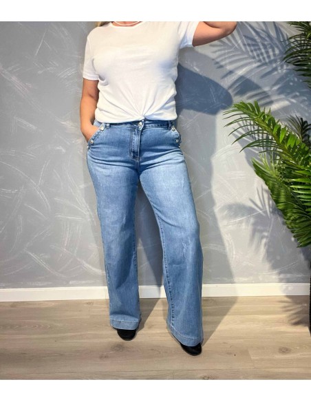 yse sailor jeans med vidde ben og guldknapper, stylet med hvid t-shirt