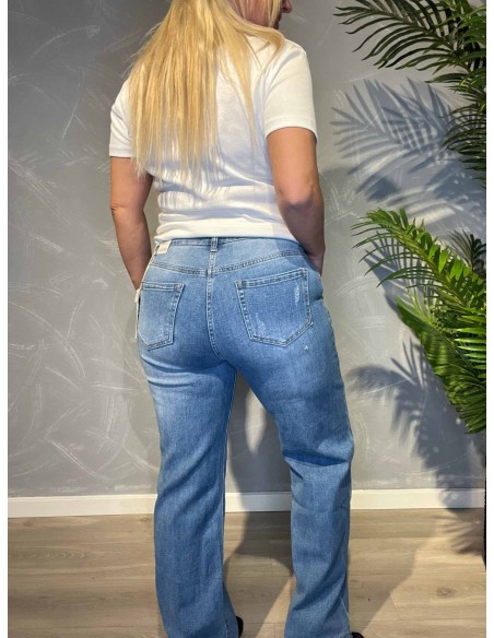Lyse sailor jeans med vidde ben og guldknapper, stylet med hvid t-shirt, set bagfra