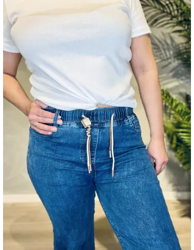 detalje af skrålommer, snøre og taljeelastik på blå jeans – Cherry Berry