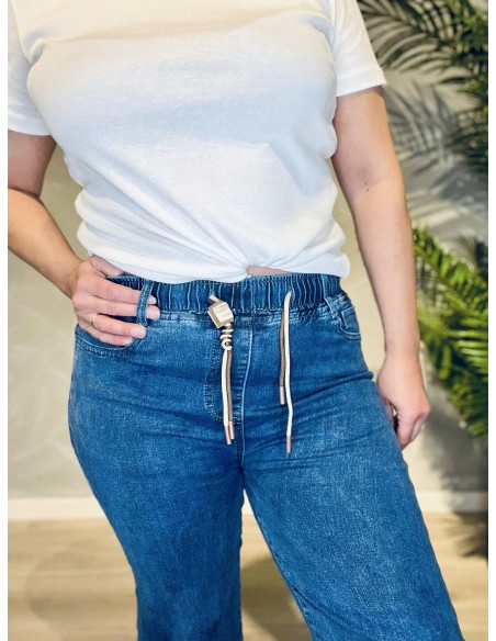 detalje af skrålommer, snøre og taljeelastik på blå jeans – Cherry Berry
