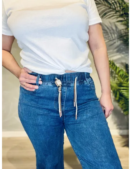 detalje af skrålommer, snøre og taljeelastik på blå jeans – Cherry Berry