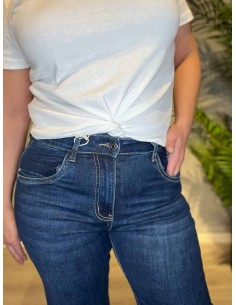 Mørke straight leg jeans med høj talje stylet med hvid t-shirt, 2
