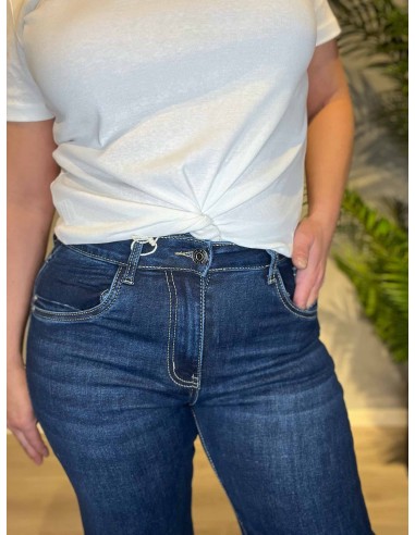 Mørke straight leg jeans med høj talje stylet med hvid t-shirt, set tæt på for detaljer af lukning