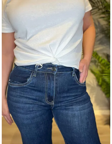 Mørke straight leg jeans med høj talje stylet med hvid t-shirt, set tæt på for detaljer af lukning