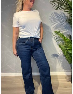 Mørke straight leg jeans med høj talje stylet med hvid t-shirt,