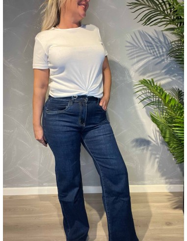 Mørke straight leg jeans med høj talje stylet med hvid t-shirt,