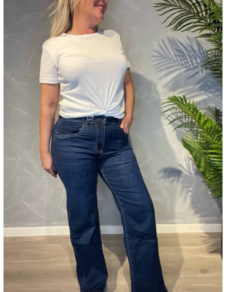 Mørke straight leg jeans med høj talje stylet med hvid t-shirt,