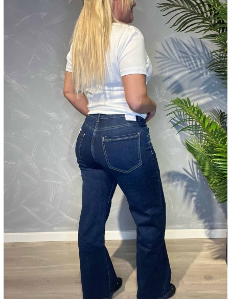 Mørke straight leg jeans med høj talje stylet med hvid t-shirt, set bagfra
