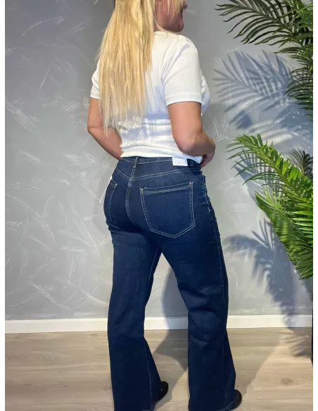 Mørke straight leg jeans med høj talje stylet med hvid t-shirt, set bagfra