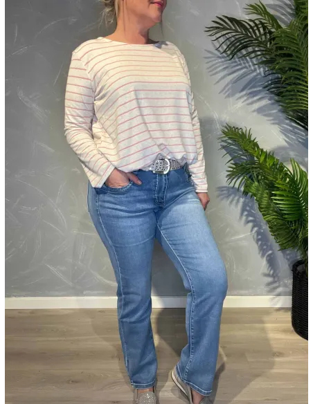 Lyse Karostar straight leg jeans stylet med stribet sweater, – TIPPY