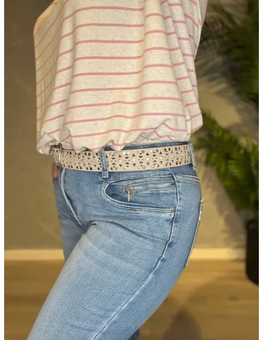 Lyse Karostar straight leg jeans stylet med stribet sweater, detalje billede af lommer og lukning – TIPPY
