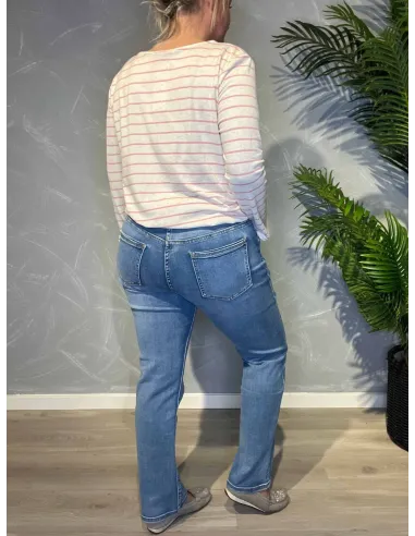 Lyse Karostar straight leg jeans stylet med stribet sweater, set bagfra – TIPPY