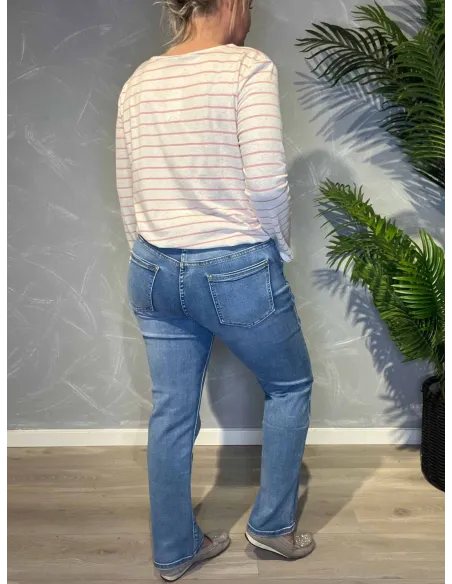 Lyse Karostar straight leg jeans stylet med stribet sweater, set bagfra – TIPPY