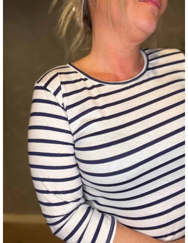 Nærbillede af striber på viskose T-shirt – TIPPY