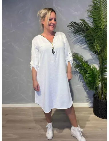 Hvid chiffon kjole med gulddetaljer ved ærmer, afslappet pasform