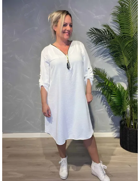 Hvid chiffon kjole med gulddetaljer ved ærmer, afslappet pasform