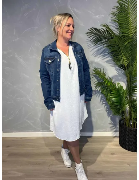 Hvid chiffon kjole med gulddetaljer ved ærmer, afslappet pasform