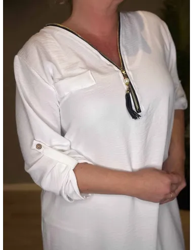 Nærbillede af guldknapper og detaljer ved ærmer