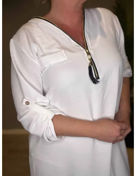 Nærbillede af guldknapper og detaljer ved ærmer