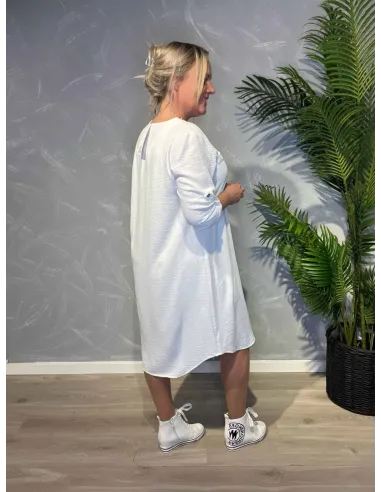 Bagside af hvid chiffon kjole, viser elegant pasform og længde