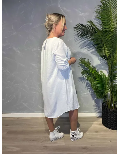 Bagside af hvid chiffon kjole, viser elegant pasform og længde