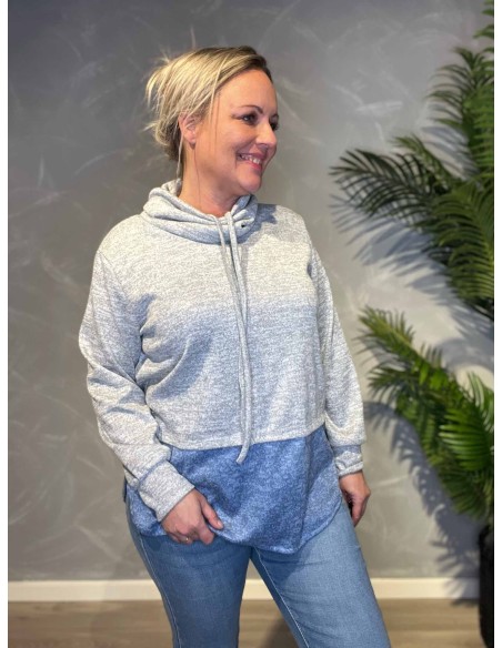 Todelt bluse i grå og blå med bred rullekrave på model, front