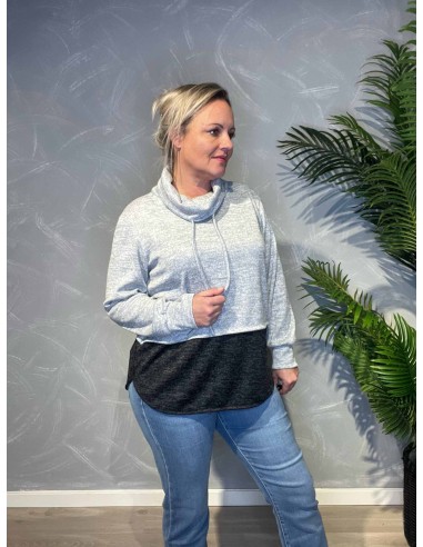 Todelt bluse i grå og sort med bred rullekrave på model, front