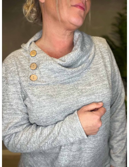 Nærbillede af bred krave på grå bluse – TIPPY