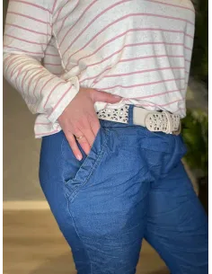 Jeans-farvede bukser med stræk fra TIPPY, vist på model med stribet top og sølvbælte 2
