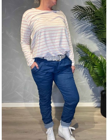 Jeans-farvede bukser med stræk fra TIPPY, vist på model med stribet top og sølvbælte
