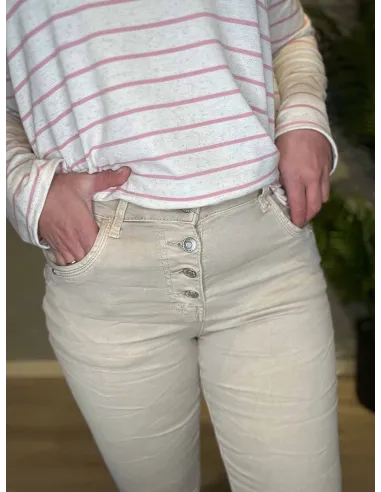 Beige slim fit jeans fra Karostar stylet med stribet bluse, nærbillede af lommer og knaplukning -TIPPY