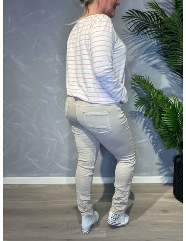 Beige slim fit jeans fra Karostar stylet med stribet bluse, set bagfra -TIPPY