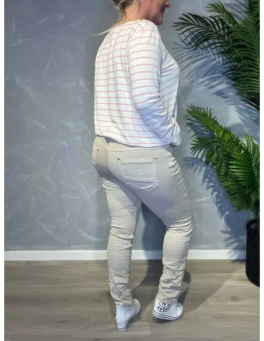 Beige slim fit jeans fra Karostar stylet med stribet bluse, set bagfra -TIPPY