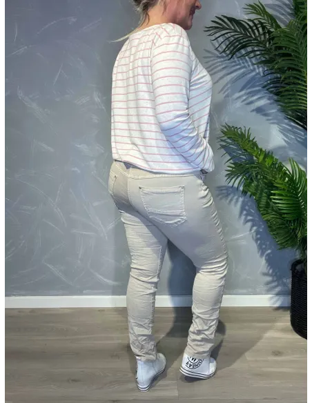Beige slim fit jeans fra Karostar stylet med stribet bluse, set bagfra -TIPPY