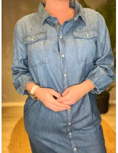 Un Jour skjortekjole i denim blå TENCEL, viser den klassiske pasform og praktiske brystlommer 2