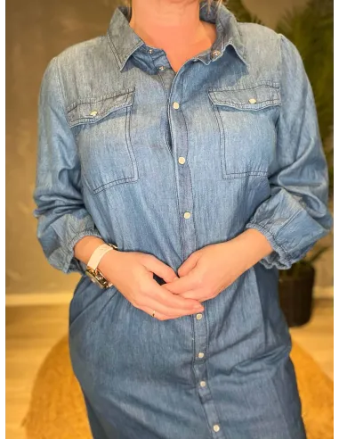 Nærbillede af kjolens brystlommer og kvaliteten i det bæredygtige TENCEL materiale