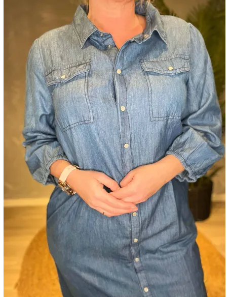 Nærbillede af kjolens brystlommer og kvaliteten i det bæredygtige TENCEL materiale