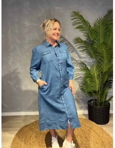 Un Jour skjortekjole i denim blå TENCEL, viser den klassiske pasform og praktiske brystlommer