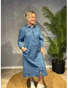 Un Jour skjortekjole i denim blå TENCEL, viser den klassiske pasform og praktiske brystlommer