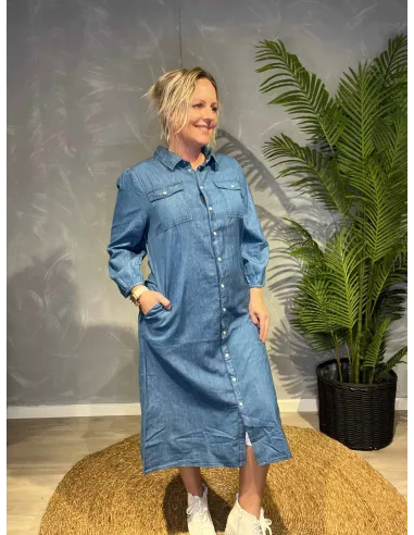 Un Jour skjortekjole i denim blå TENCEL, viser den klassiske pasform og praktiske brystlommer