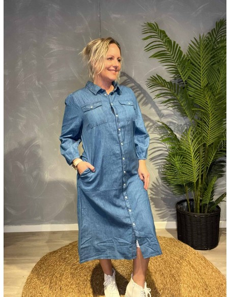 Un Jour skjortekjole i denim blå TENCEL, viser den klassiske pasform og praktiske brystlommer