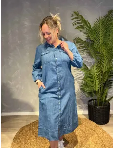 Un Jour skjortekjole i denim blå TENCEL, viser den klassiske pasform og praktiske brystlommer